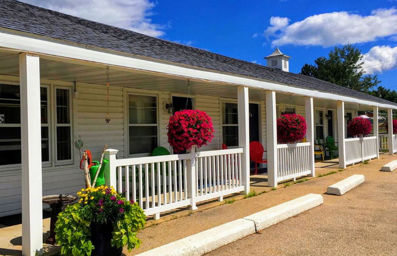 Hillcrest Inn & Motel (Hill Crest Motel) - From Web Listing (newer photo)